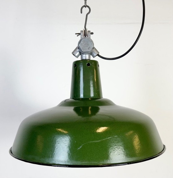 Image 1 of Industrielle französische Fabrik-Hängeleuchte aus grünem Emaille, 1960er Jahre