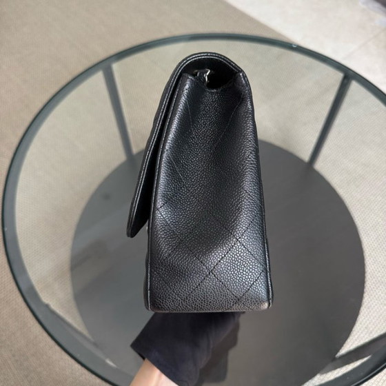 Image 1 of Chanel Classic Flap Jumbo – Caviar 30 cm, gesteppt, schwarz, silberfarbene Beschläge