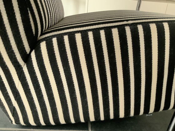 Image 1 of 2 Scylla stoelen van Leolux. 