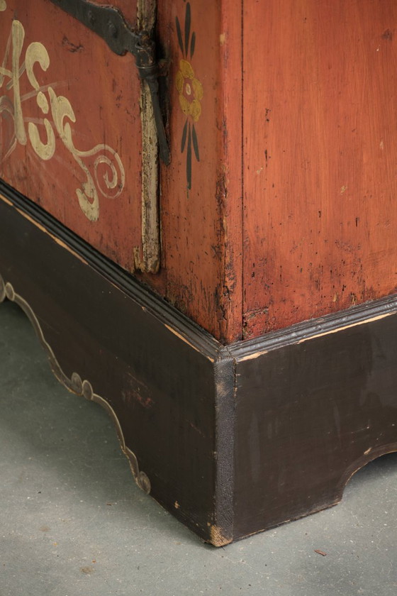 Einzigartiger antiker österreichischer handbemalter Brautschrank mit schöner Patina und funktionierendem (photo 9 of 13)