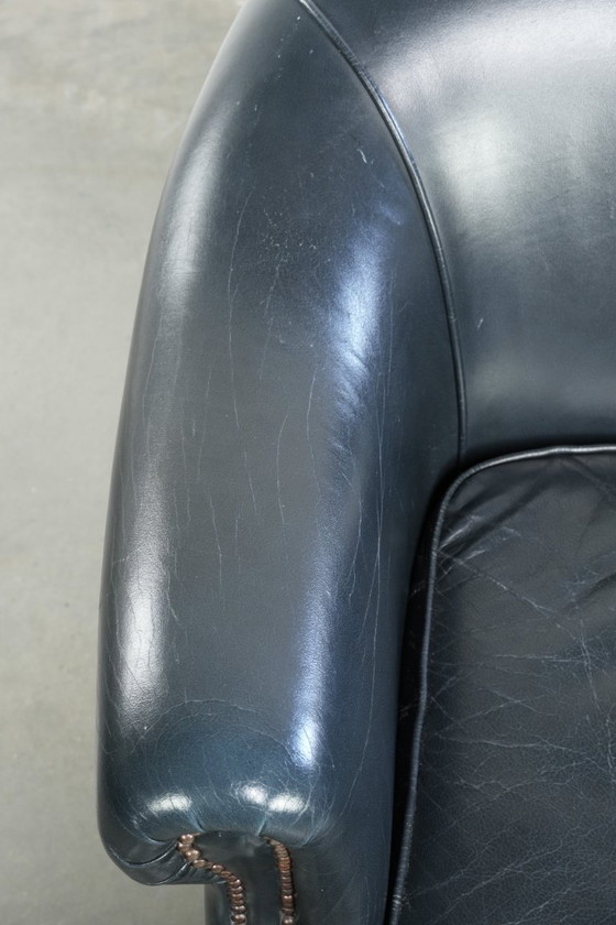 Image 1 of Bellissima e confortevole poltrona club in pelle bovina blu scuro dal design unico e senza tempo.