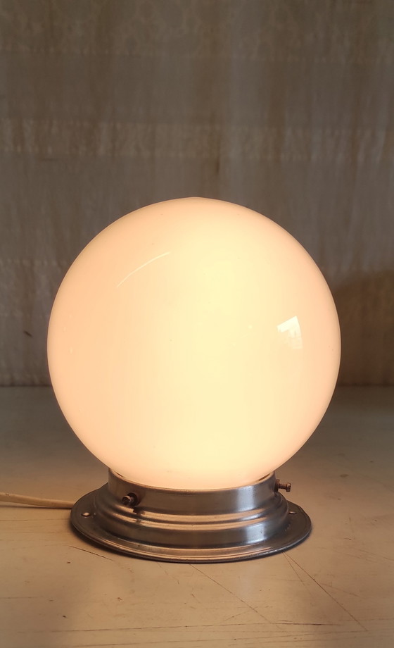 Image 1 of Lámpara de techo o de pared Art Déco con globo opalino - mediados del siglo XX