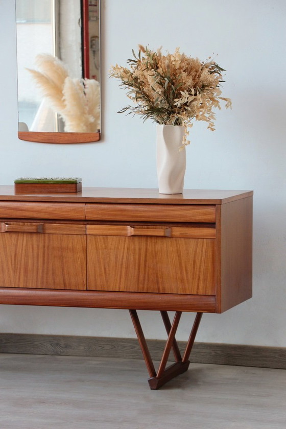 Image 1 of Elliotts of Newbury Low Dressoir: een icoon van mid-century design in teakhout