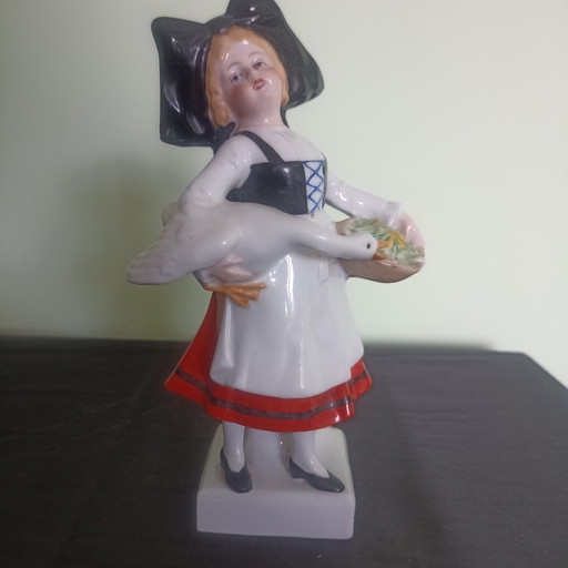 Antique Porcelain Figurine – Alsatian Girl with Goose (ca. 1900) – tafelaccessoires, Ceramic