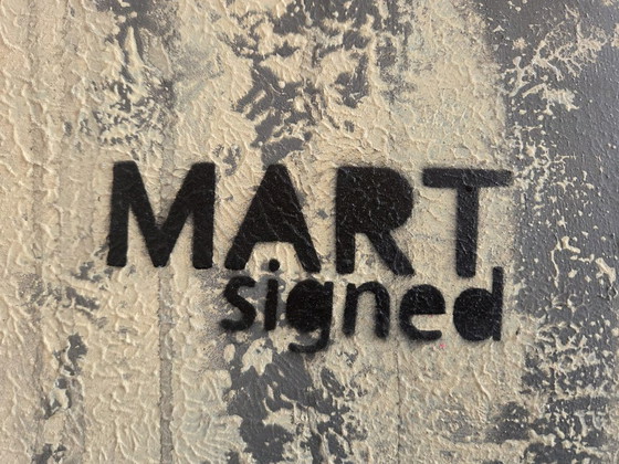 Image 1 of MART SIGNED (New Pop Street Art oder Urban Pop). Ohne Titel, 2021. Collage und Mischtechnik auf Holzplatte – 110 × 72 × 2 cm