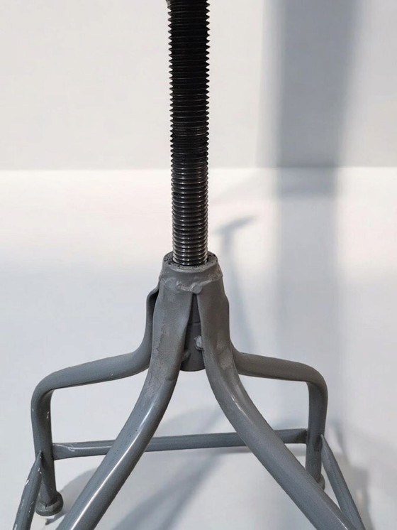 Image 1 of vintage metalen industriële Whale Tail draaistoel gereedschapsstoel grijs