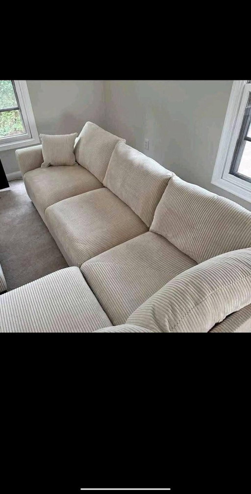 Divano elegante e confortevole: perfetto per il tuo soggiorno!