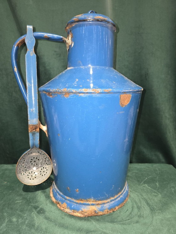 Image 1 of Antica brocca per l'acqua smaltata blu con cucchiaio - brocante / smalto - 40 cm