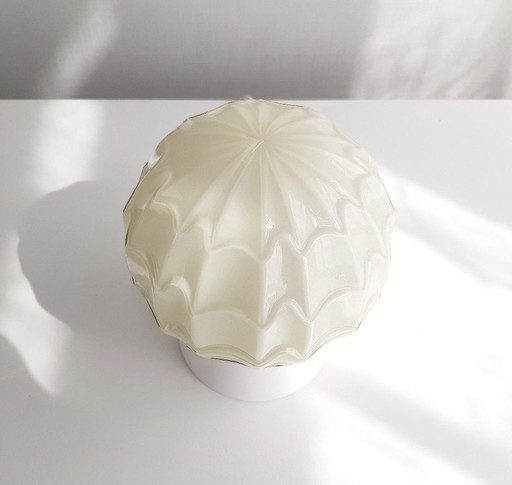 Beige groene glazen plafondlamp van Thabur in Den Haag, Medium variant, art deco lamp glazen bol