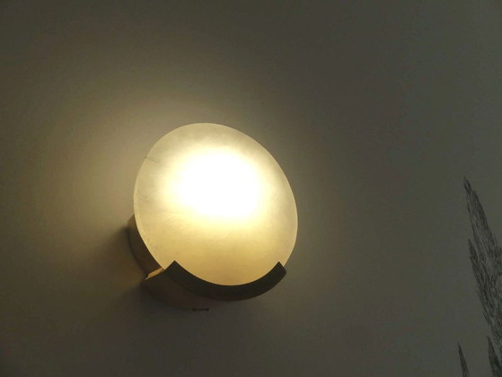 Image 1 of Zwei Wandleuchten des Modells „Melange“ aus Messing und Naturalabaster von VISUAL COMFORT, entworfen von Kelly Wearstler