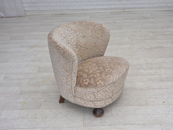 Image 1 of Fauteuil danois incurvé des années 1970, revêtement d'origine en velours vert clair/gris.