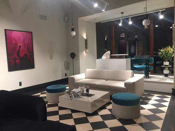 Image 1 of ANA ROQUE „KOI“ Sofa – Hellgrauer Samt & Gestell aus gebürstetem Goldmetall