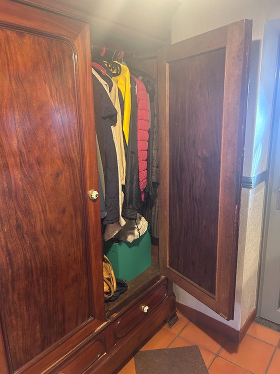 Beautiful mahogany wooden wardrobe – Porcelain (photo 2 of 5)