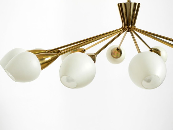 Image 1 of Rarissimo splendido lampadario a 12 bracci in ottone del Mid Century con paralumi in vetro opalino