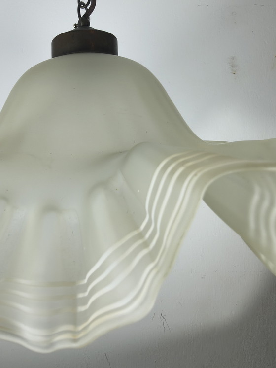 Image 1 of Lampada a sospensione francese vintage in vetro opalino satinato – stile Art Déco – Ø 42 cm