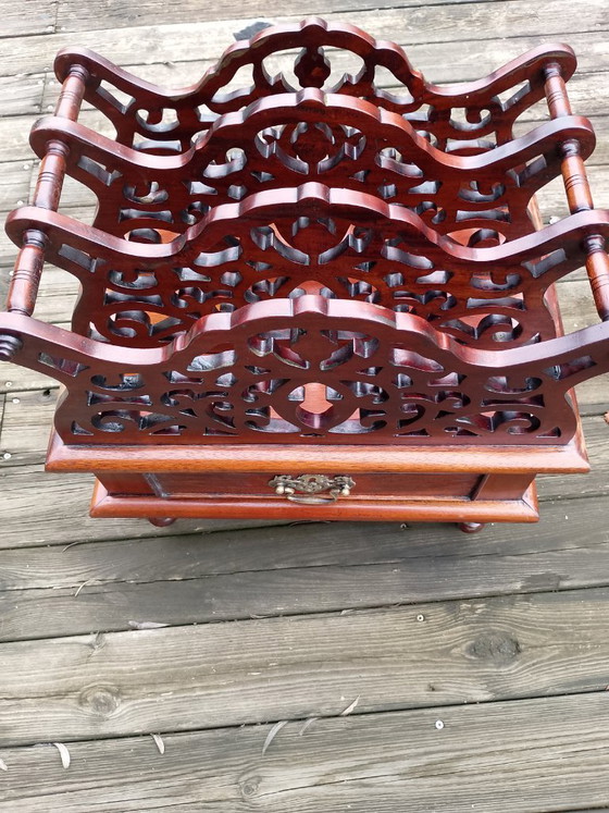 Image 1 of Antiker Zeitschriftenständer aus Holz - PREIS REDUZIERT