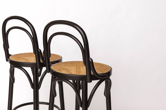 Image 1 of Par de taburetes de bar de madera curvada con asientos de caña de Viena, estilo Thonet, madera de haya negra, estilo italiano vi