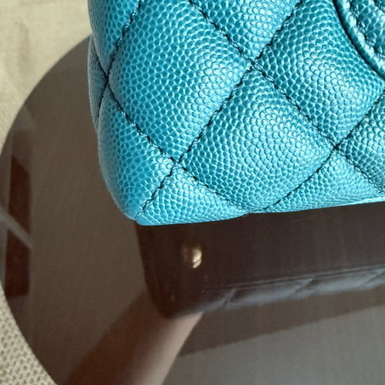 Image 1 of Chanel Coco Handle Small - Caviar trapuntato blu con finiture dorate Serie 28