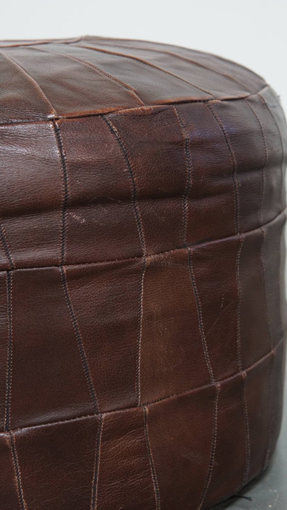 Image 1 of Pouf vintage in pelle di vacchetta marrone con design patchwork degli anni '70