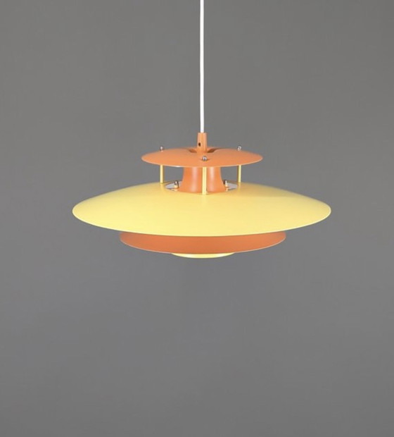 Pendelleuchte im Mid-Century-Modern-Stil aus gelbem und orangefarbenem Metall, Dänemark, 1970er Jahre (photo 3 of 9)