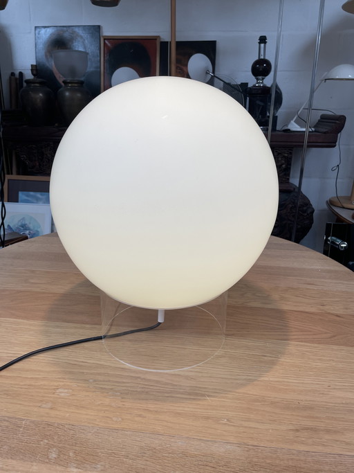 Große opalglasierte Tischlampe