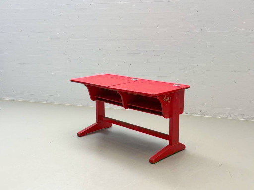 Rode houten kinderschoolbank, jaren 1960-1970