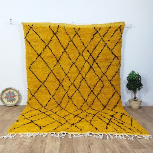 Alfombra bereber color amarillo mostaza – Alfombra marroquí hecha a mano con estampado de cuadros negros (286 × 200 cm)