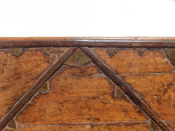 Image 1 of Table rituelle indienne ancienne de type Bajot bois et laiton – Rajasthan ou Gujarat – fin XIXe siècle