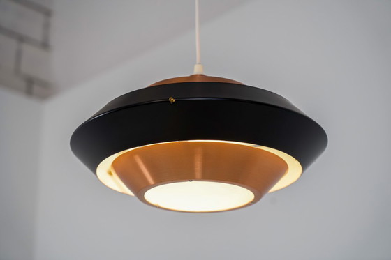 Image 1 of Hanglamp van koper en zwart (Denemarken, jaren 60).