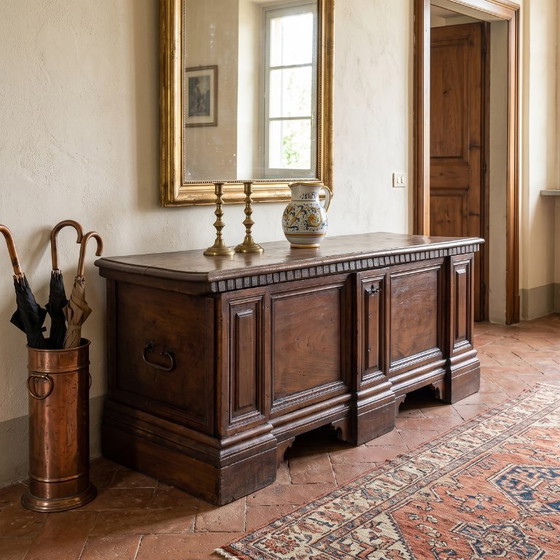 Antieke kist van massief walnotenhout, Italië, 17e eeuw – Ladekasten, Wood (photo 2 of 17)