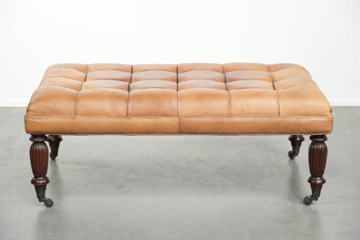 Grand pouf/table basse XXL en peau de mouton sur roulettes, de style Chesterfield anglais classique.