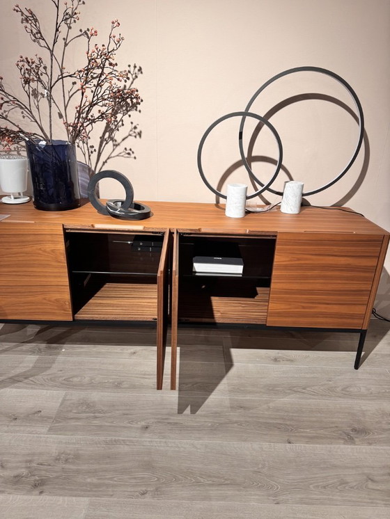 Image 1 of Aparador de nogal macizo de Porada Modelo Kanto