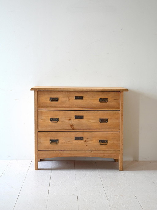 Coffre scandinave en bois avec poignées en fer