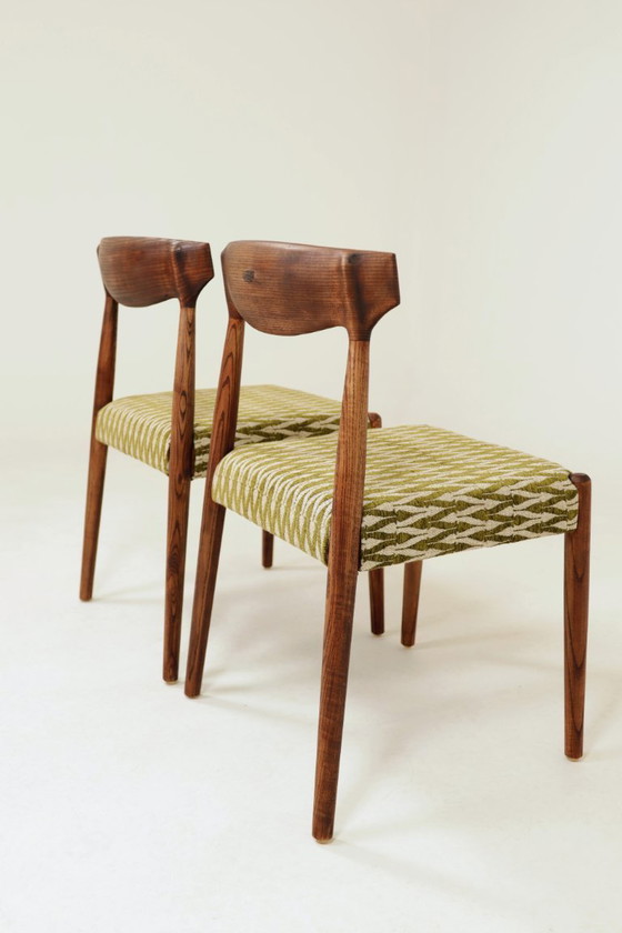 Image 1 of Set van 2 eetkamerstoelen van massief essenhout met groene jacquardstof.
