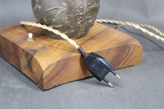 Image 1 of Lámpara de mesa de latón restaurada de los años 40 con base de madera y pantalla de cristal