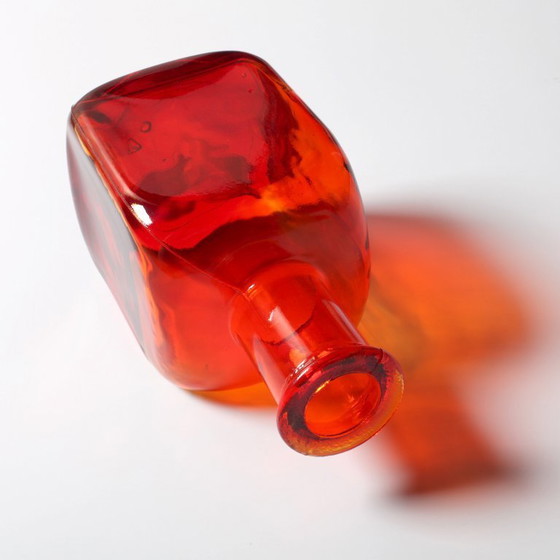 Image 1 of Rara bottiglia vintage rossa / Flack in vetro colorato di metà secolo, decanter da 20 cm / Svezia / anni '50