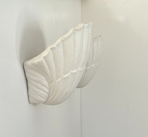 Image 1 of Paar vintage schelpvormige wandlampen, mat wit gips, Frankrijk 1970