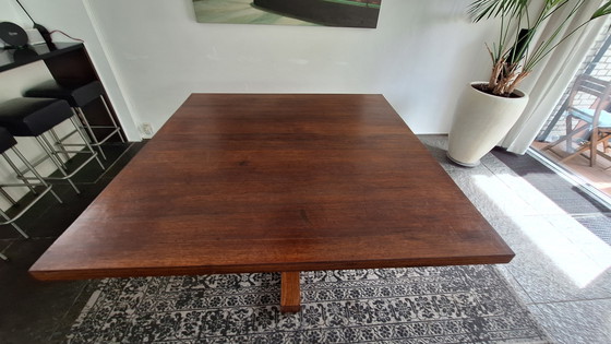 Image 1 of Table de salle à manger carrée en bois de noyer