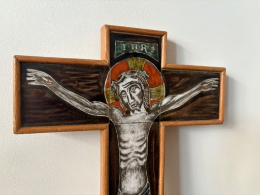 Croce/crocifisso di Cristo in ceramica e legno degli anni '70