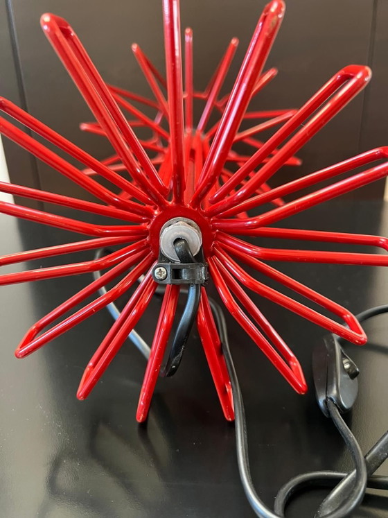 Coppia di piccole Lampade da tavolo italiane rosse, Gabbia in filo Postmoderna anni '90, Metallo, Rosso (foto 6 di 10)