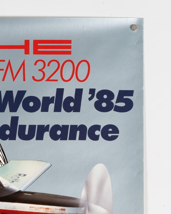 Image 1 of Porsche PFM 3200 in giro per il mondo – 1985 – Poster originale Porsche d'epoca – Motorsport d'epoca – 102x76 cm