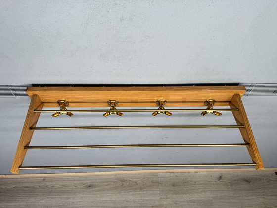Image 1 of Appendiabiti vintage di metà secolo: legno e ottone, design senza tempo