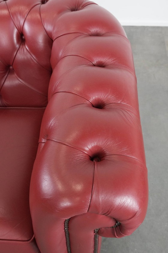 Image 1 of Sillón Chesterfield de piel de vaca inglesa en un impresionante color rojo