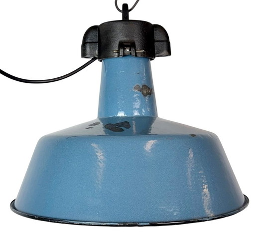 Industrielle blaue Emaille-Fabriklampe mit Gusseisenplatte, 1960er Jahre