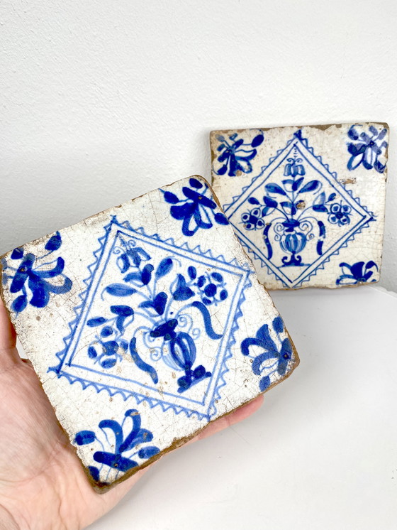 Image 1 of Ensemble de carreaux anciens hollandais bleus de Delft – Motif floral peint à la main – Carreaux en céramique bleus de Delft du 