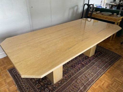 Tisch aus Travertinstein