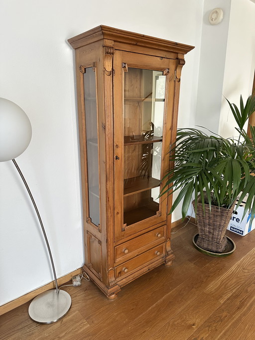 Display Cabinet of Quality Wood with Beautiful Details