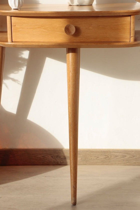 Image 1 of Massief eikenhouten consoletafel met driepootframe – Vintage & gerestaureerd