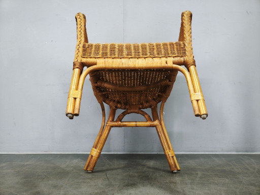 Conjunto de salón italiano de ratán y mimbre de los años 50, con cuatro sillones y mesa.