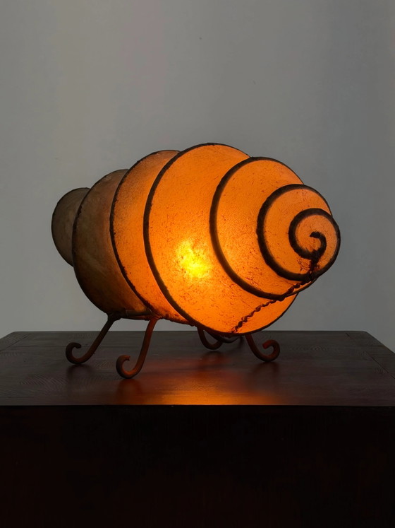 Lampe de table Vintage Rawhide Swirl au design organique (photo 6 of 11)